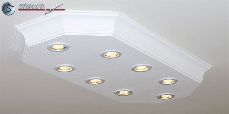 Die LED Deckenlampe Bayern 10/1000x500-2 mit Stuck und LED Spotlampen bauen wir komplett für Sie zusammen. 