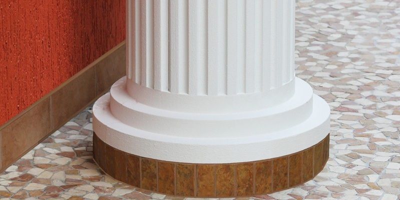 moderner Säulenfuss zur Verkleidung von Betonsäulen