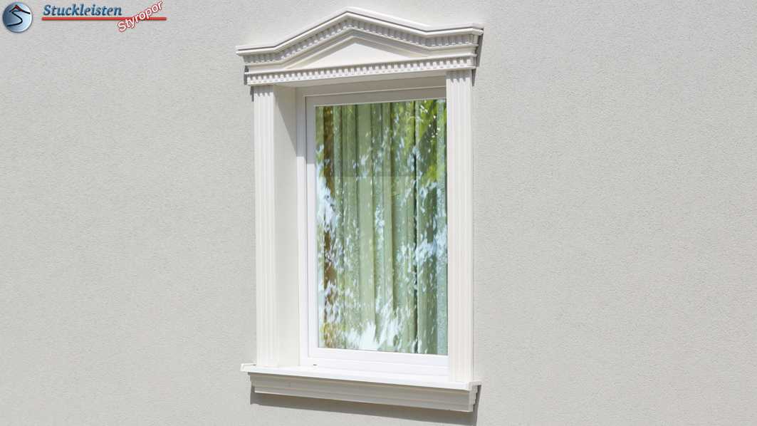 Tympanon am Fenstersturz und Fassadenprofile seitlich des Fensters