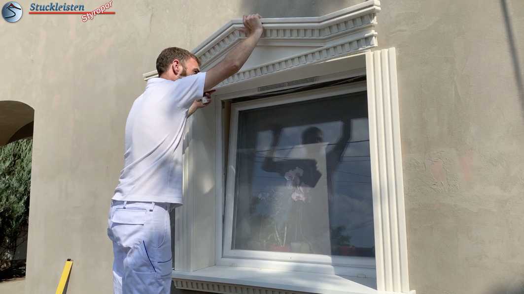 Bogenbekr&ouml;nung mit Zinnenmuster am Fenstersturz ankleben