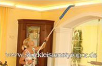 Stuckleiste mit Plexistreifen bequem vom Boden aus entstauben Stuckleiste mit Plexistreifen bequem vom Boden aus entstauben