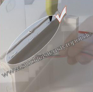 Professionelle Einbauhilfe: Heißkleber punktweise auf Styroporleisten auftragen Professionelle Einbauhilfe: Heißkleber punktweise auf Styroporleisten auftragen