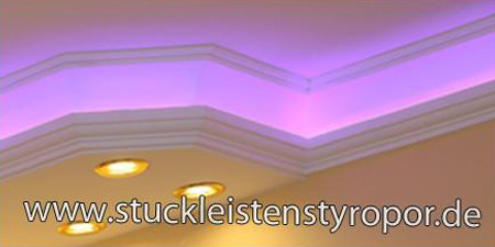 Deckenleuchten LED - farbiges RGB LED Band und warmweiße Einbaustrahler
