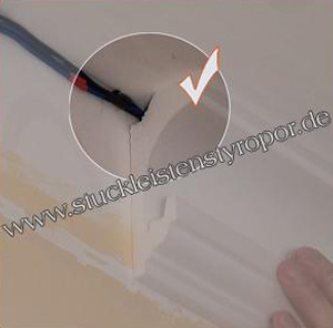 Hinter Stuckleiste aus Styropor verstecktes Kabel Hinter Stuckleiste aus Styropor verstecktes Kabel