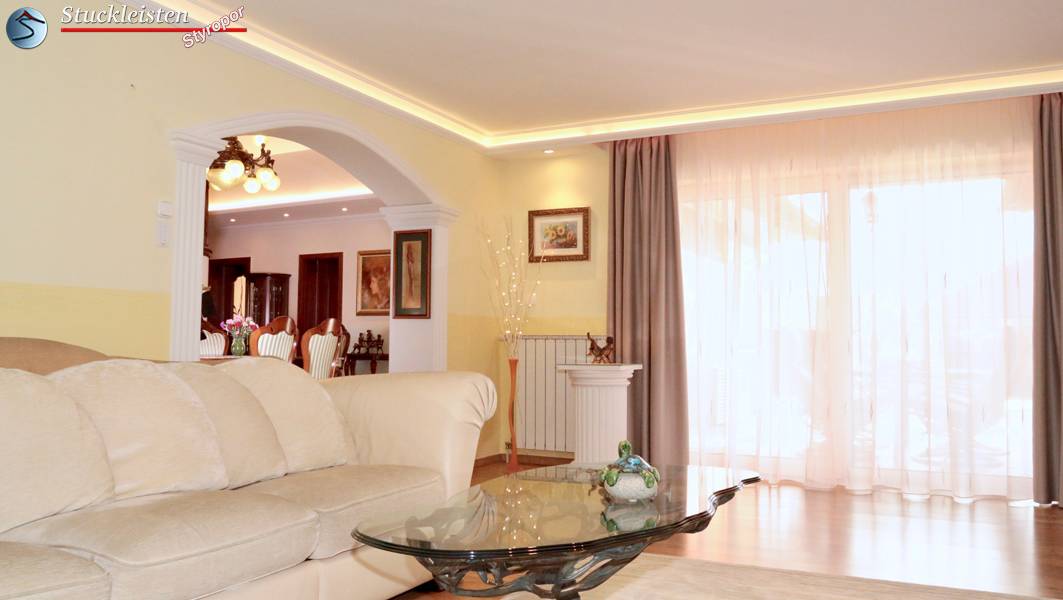Lichtplanung im Wohnzimmer mit Styroporleisten und LED-Bändern