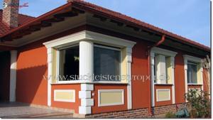 Kannelierter Säulenschaft und Bossensteine zur Eckgestaltung an einer Hausfassade Kannelierter Säulenschaft und Bossensteine zur Eckgestaltung an einer Hausfassade