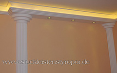 Halbsäulen mit Fixierungsstücke und Lichtleisten aus Styropor zur Wanddekoration
