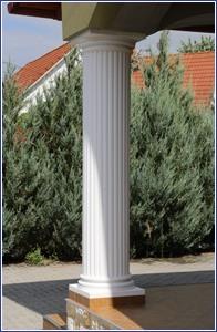 Beschichtete Säule aus Styropor weiß gestrichen