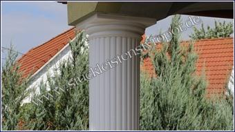 Beschichtetes, dorisches Kapitell weiß gestrichen