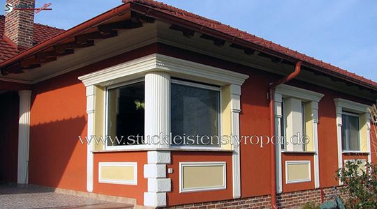 Vorbau mit Stucksäulen