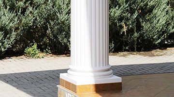 Styroporsaeule beim Eingang