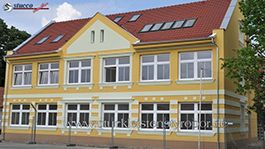 Hausfassade mit Aussenstuck und Gesimse Hausfassade mit Aussenstuck und Gesimse