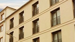 Fensterverzierung an der Hausfassade Fensterverzierung an der Hausfassade