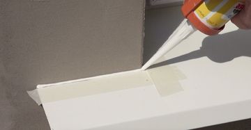 Übergang zwischen Alu Fensterbank und Hauswand verfugen Übergang zwischen Alu Fensterbank und Hauswand verfugen