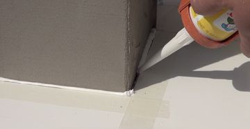 Spalt zwischen Aluminiumfensterbank und Fensterlaibung schließen fensterbank außen