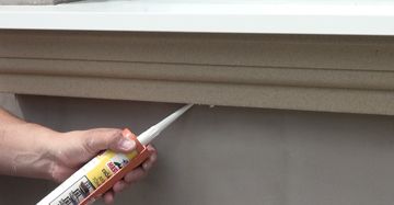 Fuge auch unterhalb der Fensterbank Zierleiste sorgfältig verschließen Fuge auch unterhalb der Fensterbank Zierleiste sorgfältig verschließen