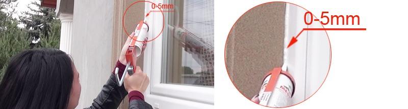 Abstand zwischen Fenster und Leibungsverkleidungsprofil mit Styroporkleber auffüllen