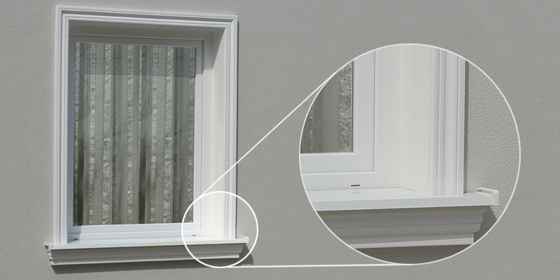 Fensterverzierung mit Fenstergiebel, Fensterbänken und Laibungsverkleidungsprofilen