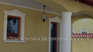 Fensterumrandung mit verschiedenen Fassadenprofilen