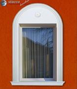 Fassadenstuck halbkreisförmige Fensterverzierung