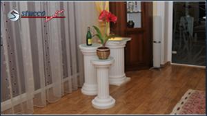 Säulen verschiedener Größe und mit unterschiedlich gestaltetem Kapitell und Säulenfuß Säulen verschiedener Größe und mit unterschiedlich gestaltetem Kapitell und Säulenfuß