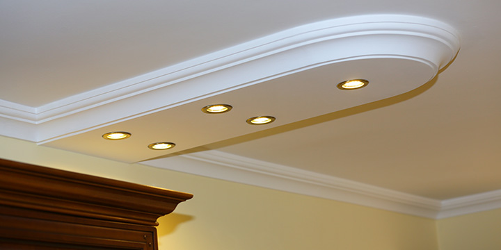 LED Deckenbeleuchtung mit  Styroporleisten und Spots