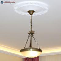 Mäander-Motiv der Stuck Rosette unterstreicht Wirkung der Deckenleuchte Mäander-Motiv der Stuck Rosette unterstreicht Wirkung der Deckenleuchte