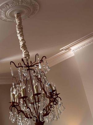 Kronleuchter mit reich verzierter Styroporrosette Kronleuchter mit reich verzierter Styroporrosette