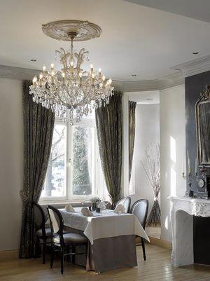 Edle Stuckrosetten mit herrlichen Kronleuchtern für ein exklusives Ambiente Edle Stuckrosetten mit herrlichen Kronleuchtern für ein exklusives Ambiente