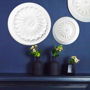 Wandgestaltung mit verschiedenen Stuckrosetten aus Styropor Wandgestaltung mit verschiedenen Stuckrosetten aus Styropor