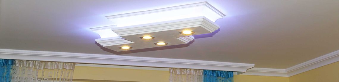 Deckenlampe mit LED Spots und Strips