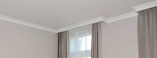 Vorhangleiste aus Styropor Stuckleiste vor Gardinenschiene