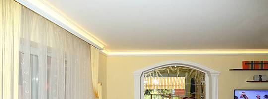 indirekte Beleuchtung mit Stuckleiste  indirekte Beleuchtung im Hotelzimmer