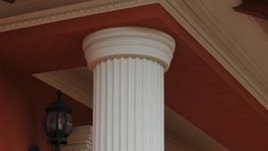 Beschichtetes, dorisches Kapitell an Styroporsäulen mit Kunstharz-Quarzsand-Beschichtung