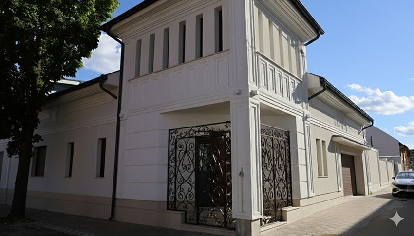 Außenstuck-Lösungen für eine harmonische Fassadengestaltung mit den Dachgesimse Potsdam 130, Düsseldorf 135 und Bochum 127 – ein Stuckmuster in drei Größen