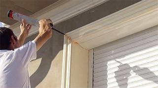 Fuge an Gehrung mit Soudal-PU-Kleber auffüllen und trocknen lassen