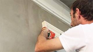 Fugen zwischen Fassadenprofil und Fassade mit Acryl Dichtmasse schließen