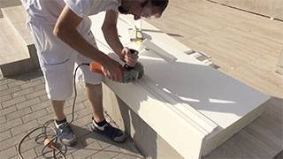 Beschichtetes Zierprofil mit Diamanttrennscheibe schneiden