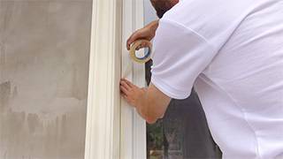 Die Ränder am Fensterrahmen sorgfältig mit Kreppband abkleben