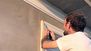 Herausgequollenen Kleber mit Cuttermesser vorsichtig entfernen