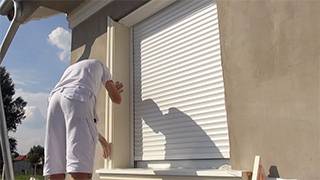 L-Profil in Fensterlaibung und an Fensterfasche gut andrücken