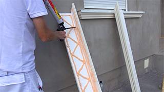 Soudal-Kleber auf Rückseite der Zierleiste auftragen