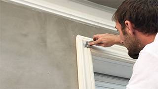 Stoßfugen mit der unverdünnten Beschichtungsmasse auffüllen