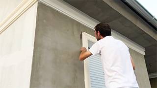 Überschüssige Dichtmasse sofort mit nassem Schwamm entfernen