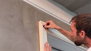 Mit feinem Schleifpapier eine 3 mm tiefe Rille schmirgeln