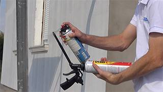 Spritzdüse der Schaumpistole mit Schaumpistolenreiniger besprühen