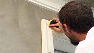 Überschüssige Beschichtungsmasse wieder sofort mit nassem Schwamm entfernen