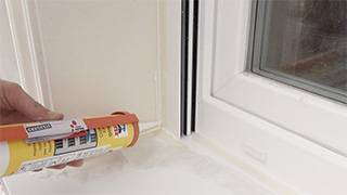 Besonders sorgfältig die Fugen in den Ecken auffüllen