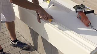 Styroporkern der Zierleiste mit scharfem Cuttermesser durchtrennen