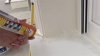 Übergang vom L-Profil zur Fensterbank mit Acryl Dichtmasse verfugen